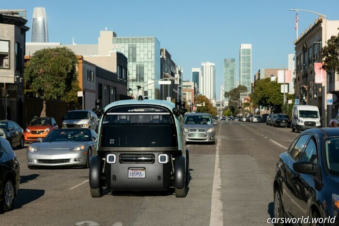 Если вы раньше не доверяли роботакси, то теперь уж точно не будете | Carscoops